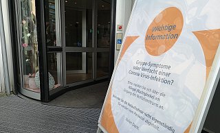 "Betreten Sie die Notaufnahme nicht eigenständig", mit diesen Worten fordert das Klinikum Herford Patienten mit Erkältungssymptomen auf, die Klingel zu bedienen und auf Personal zu warten, das sie abholt. - Ilja Regier