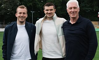 Teammanager René Harder (l.) und Sportlicher Leiter Rob Reekers (r.) freuen sich, dass sie beim  FC Gütersloh weiterhin auf Kapitän Björn Rother (m.) setzen können. - Kamil Wilkowski