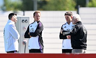 Sportdirektor Rudi Völler (r.) spricht mit Bundestrainer Julian Nagelsmann (2.v.l.) vor dem Training. - Federico Gambarini/dpa