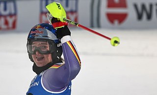 Emma Aicher jubelt nach ihrem Podestplatz beim Weltcup-Slalom von Levi. (Archivfoto) - Marco Trovati/AP/dpa