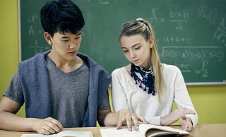 Studenten sitzen über ihren Matheaufgaben. - Dinoco Greco/Picture alliance/PhotoAlto