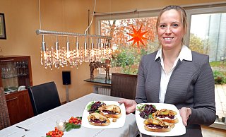 Kirsten Meinen aus Schweicheln-Bermbeck zeigt ihren Menü-Vorschlag für die Festtage. Das Drei-Gänge-Essen beginnt mit Birnen-Ziegenkäse-Crostini. - Frank-Michael Kiel-Steinkamp