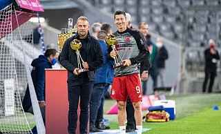 Alte Bayern-Weggefährten: Hansi Flick (l) und Robert Lewandowski. - Matthias Balk/dpa