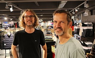 Markus Hellmann (l.) und Roland Nitsche schließen ihr Modegeschäft The Store & Jeans Depot im Paderborner Südring-Center zum Jahresende. - Holger Kosbab