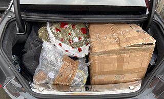 Große Mengen Rauschgift, darunter Haschisch, MDMA und Marihuana, fanden die Beamten im Kofferraum eines Autos. - Zoll