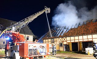 Als die ersten Feuerwehrleute auf dem abgelegenen Hof eintrafen, schlugen die Flammen aus dem Dachstuhl heraus. - Andreas Eickhoff