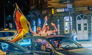 Autokorsos feiern bei der EM ein Comeback. - Andreas Arnold/dpa