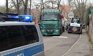 Der tödliche Unfall hatte sich direkt am Startpunkt des Halleschen Rosenmontagsumzuges ereignet. - Heiko Rebsch/dpa