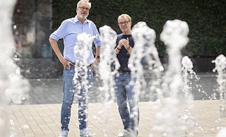 Start-up-Unternehmer Rolf Olaf Meyer (links) im Gespräch mit NW-Redakteur Stefan Brams über innovative Verkehrslösungen für Bielefeld. - Oliver Krato