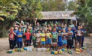 Die 37 Jungen und Mädchen des Kinderheims Mae Hae freuen sich über neue Schuhe. - Karin Prignitz