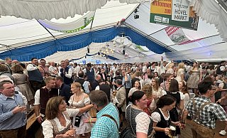 Das Festzelt ist am Sonntag schon früh proppevoll, rund 3.000 Menschen feiern das Oktoberfest beim Hövelmarkt. Es ist weit über Hövelhof hinaus beliebt. - Jens Reddeker