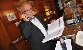 Betriebsleiter Eddy Hufenbach präsentierte sich seinen Gästen im Berghotel Quellental im Kreis Gütersloh stets im feinen Zwirn. In wenigen Wochen ist damit Schluss. - Frank Jasper
