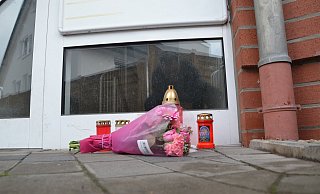 Anfang Januar: Blumen und Kerzen im Eingangsbereich, in dem die 37-Jährige Flory P. starb. - Andreas Großpietsch