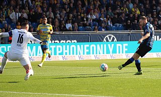 SCP-Angreifer Robert Leipertz vergibt in dieser Szene aus dem Hinspiel frei vor Braunschweigs Keeper Jasmin Fejzic. - Imago Images