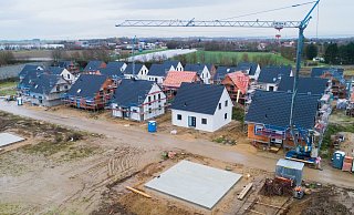 Einfamilienhäuser werden in der Region Hannover gebaut. - Foto: Julian Stratenschulte/dpa/Archiv