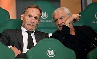 DFB-Vize Hans-Joachim Watzke (l) und DFB-Sportdirektor Rudi Völler auf der Tribüne. Watzke äußerte sich zur USA-Reise und zur EM. - Julian Stratenschulte/dpa