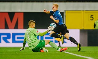 In dieser Szene wird Kai Pröger von Jahn-Keeper Alex Meyer gestoppt. Kurze Zeit später trifft der SCP-Joker zum 1:1. - Besim Mazhiqi