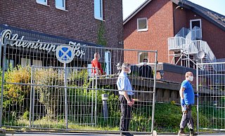 Erhöhter Sicherheitsaufwand am Oldentruper Hof: Mit Bauzaun ist die Erstaufnahmeeinrichtung für Flüchtlinge zusätzlich abgeriegelt, nachdem sich die Zahl der Corona-Fälle erhöht hat.  - Peter Unger