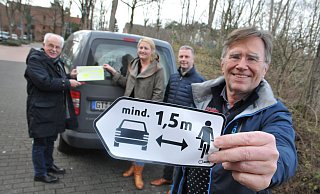 Bürgermeister Klaus Besser (v.l.), Anna Zühlke, Jens Hahn und Fritz Spratte bringen die Aufkleber ans erste Fahrzeug an. - Frank Jasper