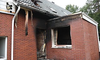 Nachdem der Brandherd in der alten, kleinen Wohnstube weitestgehend gelöscht war, kontrollierten die Feuerwehrleute auch das Dach. - Andreas Eickhoff