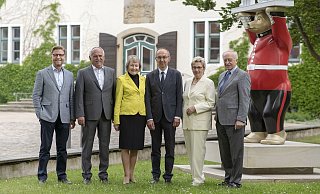 Bei der Kuratoriumssitzung 2019: (v. l.) Armin Gauselmann, Manfred Langhorst, Christel Senckel, Friedrich Barner, Karin Gauselmann und Herbert Schlottmann. - Wolf Christian Winsel