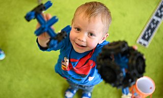 Schon bald sind im Kindergarten wieder alle willkommen. Doch wie soll Abstandhalten gehen mit wuseligen Kleinkindern?  - Symbolfoto/picture alliance
