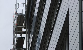 Kaputt: Die Rathausfassade musste neu verschraubt werden. - Ulf Hanke