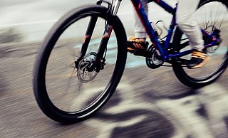 Der 17- bis 20-jährige Dieb ist korpulent und etwa 1,75 Meter groß. Er stahl dem Zwölfjährigen neben dem Fahhrad auch noch Geld und Handy. - Symbolfoto: pixabay / Creative Commons