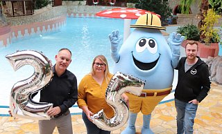 25 Jahre H2O: Markus Diering (Leiter der Freizeiteinrichtungen, v. l.), Danguole Glodaite, Lars Klipker und Maskottchen Splash laden die Besucher vom 30. September bis 2. Oktober zu tollen Aktionen ins H2O ein. - Susanne Barth