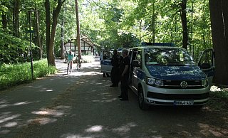 13 Uhr mittags, Sielpark, die Einsatzkräfte der Polizei und ein paar Radler waren gute Freunde am Vatertag in einer entspannten Atmosphäre. - Wolfgang Döbber