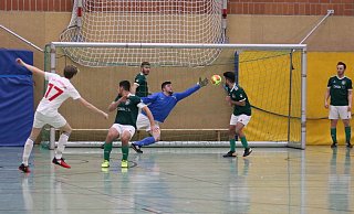 Der TuS Lipperreihe (hier gegen Yunus Lemgo) wird in seiner Gruppe 4 wegen des schlechteren Torverhältnisses nur Zweiter. Im Entscheidungsspiel gegen den TSV Oerlinghausen (Zweiter der Gruppe 3) siegt der TuS schließlich mit 3:1. - Andre Schmidt