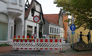 Hier geht’s nicht durch: Nach dem Brand bleibt die Durchfahrt zur Straße „Am Markt“ in Richtung Osten vorerst gesperrt. - Sandra Spieker