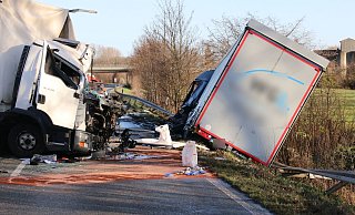 Bei diesem Unfall Mitte Dezember auf der B1 bei Schloß Neuhaus starben der Fahrer des linken Lkw sowie ein 24-jähriger Autofahrer. - Marc Schröder