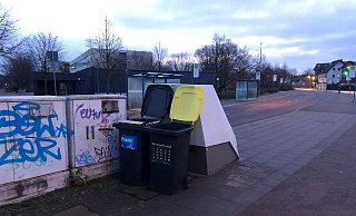 Zwei Mülltonnen im Kampf mit Blitzer Esther - in Heepen am Alten Postweg. - Kurt Ehmke