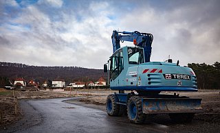 Die Baustraße ist eingerichtet, der Bagger steht bereit zum Einsatz – an der Osnabrücker Straße in Quelle wird jetzt gebaut. - Mike-Dennis Müller / www.mdm.photo