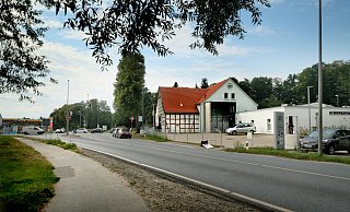 Liegt gegenüber: Um zum Schenkenhof zu kommen, müssen Radfahrer ungesichert die Isselhorster Straße überqueren. - Andreas Frücht