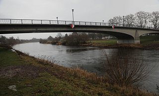 Die marode Weserbrücke, die 1955 errichtet worden war, ist seit Sommer 2016 für Fahrzeuge über 3,5 Tonnen Gewicht gesperrt. - Simone Flörke