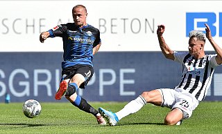 Im Vorwärtsgang: SCP-Stürmer Sven Michel (l.) im Duell gegen den Freiburger Robin Koch. - Wilfried Hiegemann