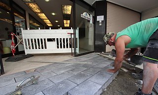 Pflaster in Mörtel: Sven Trepte von der Firma Rasche pflastert den Eingang zur Vicotria-Passage. Die Stadt hat die Arbeiten nach Auskunft des Stadtpressesprechers Volker Müller-Ulrich beauftragt und bezahlt. - Ulf Hanke