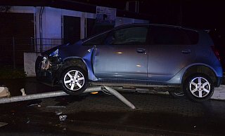 Nichts geht mehr: Der Mitsubishi auf dem Ampelmast. - Polizei Herford