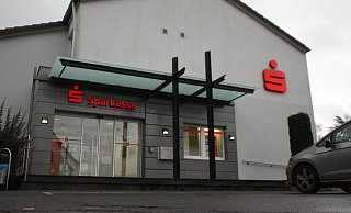 Weiter ohne Personal: In der Sparkassen-Zweigstelle Südlengern bleibt auf Grund der Corona-Pandemie nur der SB-Bereich in Betrieb. Persönliche Beratung findet hier derzeit nicht statt. - Björn Kenter
