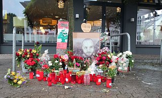 Trauer: Freunde und Angehörige haben an der Stelle, an der der 29-Jähruge starb. Kerzen aufgestellt. - Jobst Lüdeking