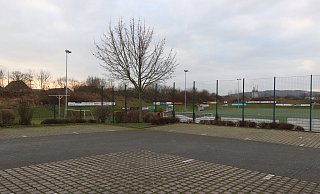 Hier auf dem Parkplatz am Sportplatz Obernfeld treffen sich häufiger Jugendliche und junge Erwachsene. Deswegen kontrolliert hier das Ordnungsamt häufiger. - Dirk Windmöller