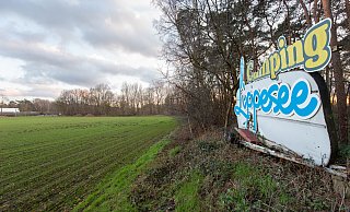 Die Fläche für den Solarpark liegt zwischen der Autobahn 33 und dem Freizeit- und Wohnpark am Lippesee. - Niklas Tüns