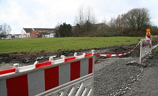 Mit Blick auf die Tennishalle: Auf dem städtischen Grundstück an der Straße Im Ried soll bald ein Gebäude in Holzständerbauweise errichtet werden. Einziehen werden dort – wie an weiteren Standorten in der Stadt – etwa 60 Flüchtlinge. - Marion Pokorra-Brockschmidt