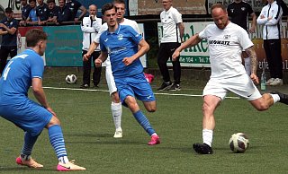 Francis-Bela Schöneberg schlägt eine Flanke. BV Stift Quernheim und TuS Brake trennen sich 1:1. - Stefan Hageböke