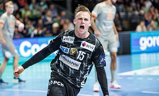Spielmacher Tobias Gröndahl bejubelt den Heimsieg gegen Aalborg. - Andreas Gora/dpa