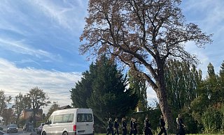 Über Stunden hinweg hatten mehr als 100 Polizeikräfte am Montag in Lindenberg, einem Ortsteil von Tauche, nach Beweismitteln gesucht. - Sarah Knorr/dpa