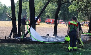 Löscharbeiten der Feuerwehr Delbrück an der Einsatzstelle am Sandbrink. - Feuerwehr Ostenland