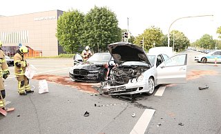 Die beiden am Unfall beteiligten Autos prallten im Kreuzungsbereich des Südrings gegeneinander. - Feuerwehr Paderborn